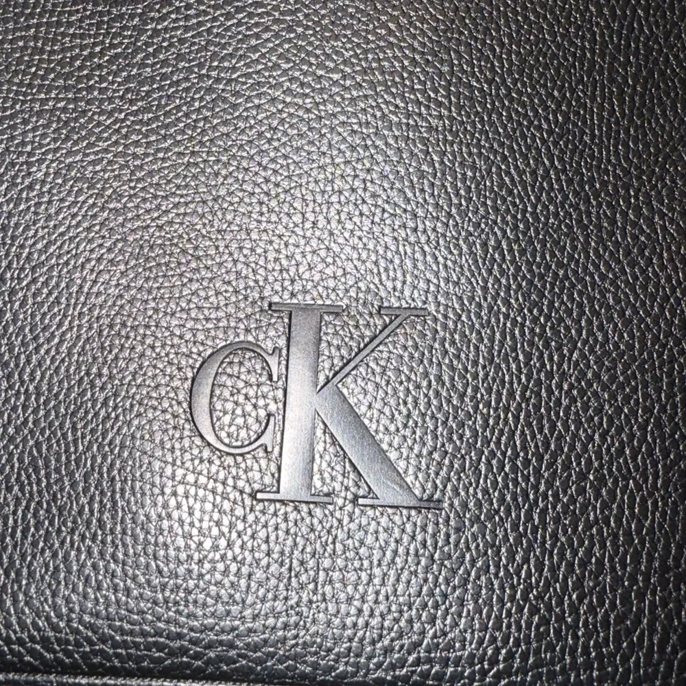 NWOT Calvin Klein Messenger Black Leather Logo Laptop Messenger Bag 11”x15”